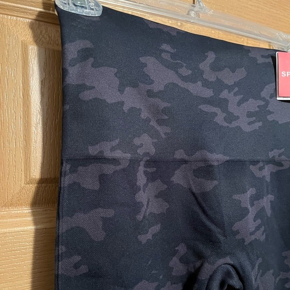 SPANX Look at Me Now Seamless Leggings Camo Print Support Athleisure Gym XL NWT - Picture 4 of 14
